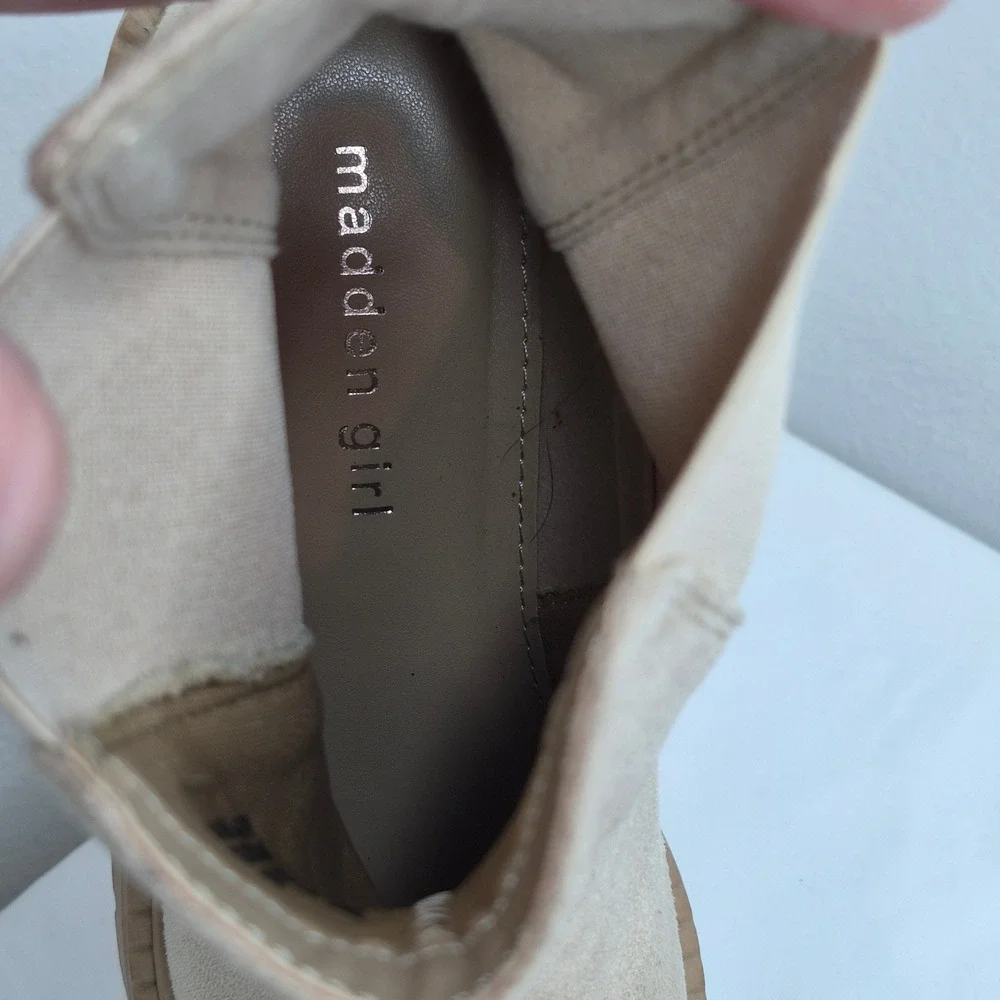Madden Girl Dianna Sand Beige Lug Sole Platform Chelsea Ankle Boots Chunky 8M